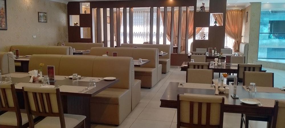 The Castle Premium Hotel Доха Екстериор снимка