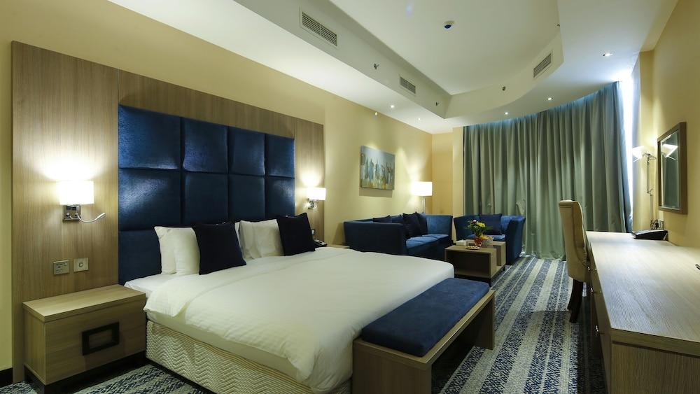 The Castle Premium Hotel Доха Екстериор снимка