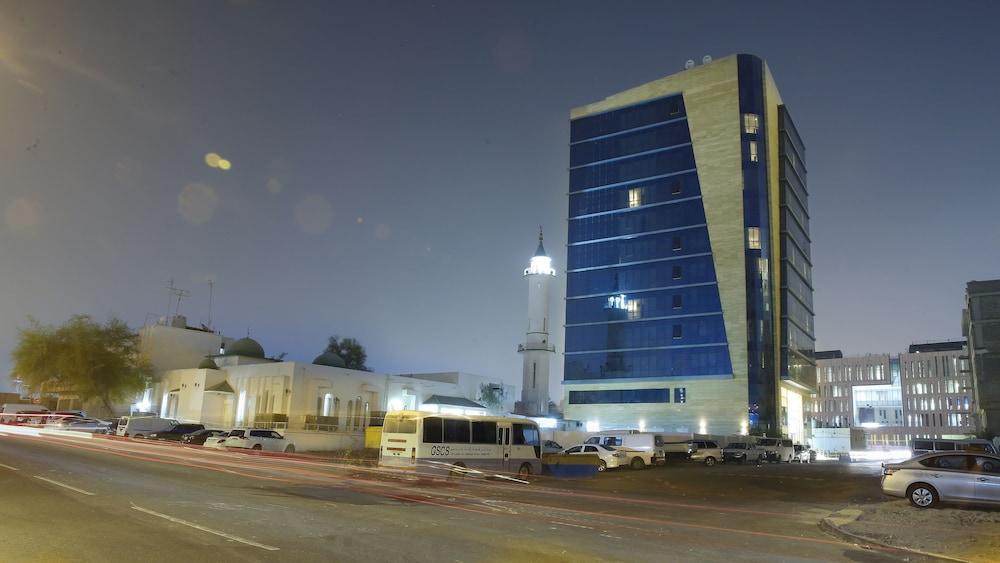 The Castle Premium Hotel Доха Екстериор снимка