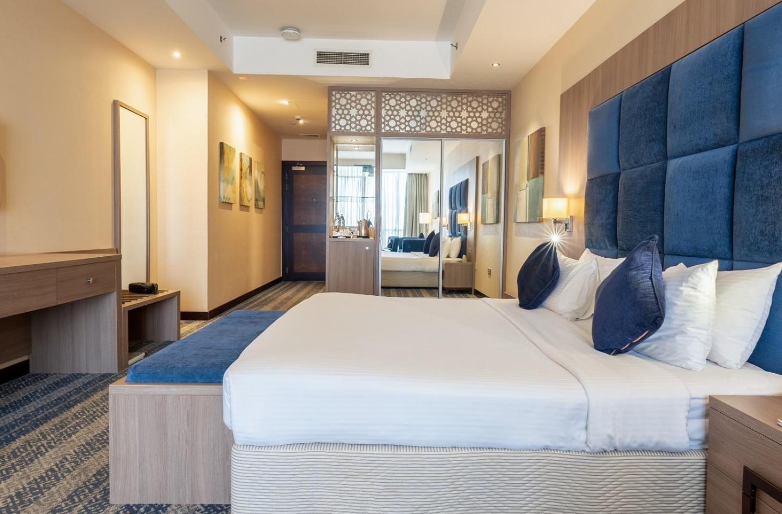 The Castle Premium Hotel Доха Екстериор снимка